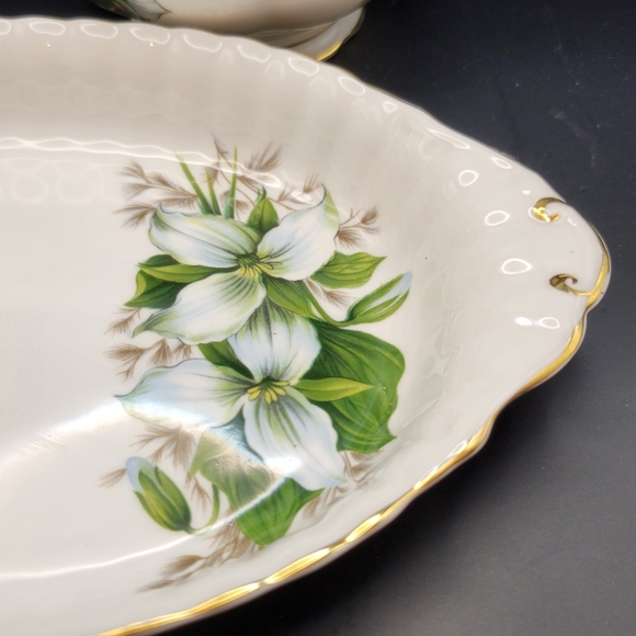 Vintage Royal Albert Cream and Sugar Set. Trillium Pattern. - Picture 6 of 8